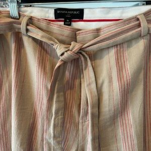Banana Republic cropped linen pants. Never worn. Size 16